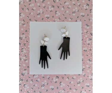 Boucles d'oreilles à la main noire