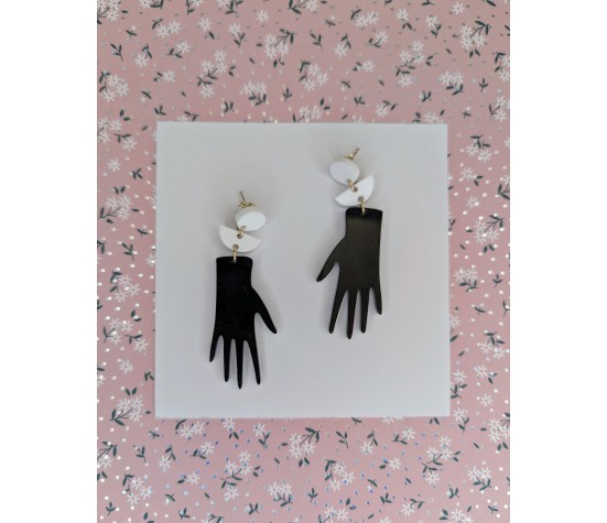 Boucles d'oreilles à la main noire
